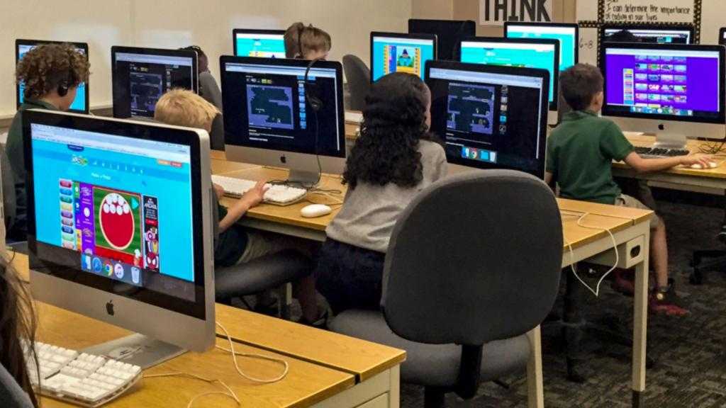 дети сидят за компьютерами в классе