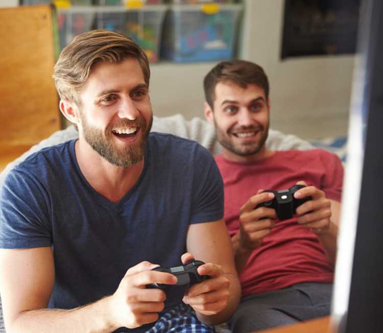 мужчины играют в компьютерную игру