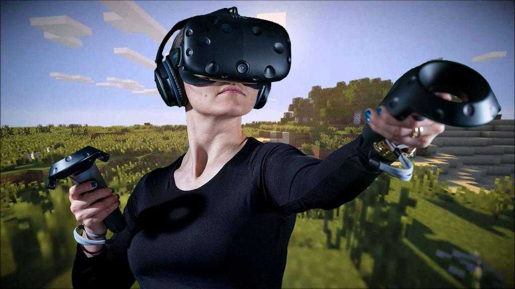 Женщина в очках виртуальной реальности.