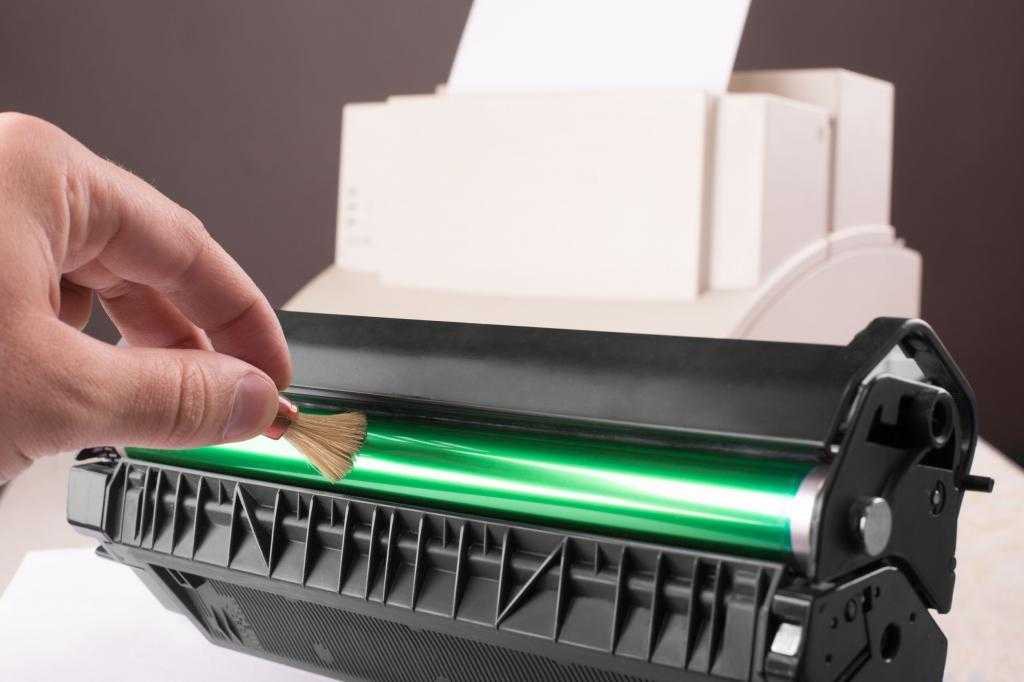 Чистка принтера с помощью кисточки